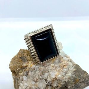 VINTAGE Black Square Stone Ring with UNIQUE Detailing on sides. Size 8